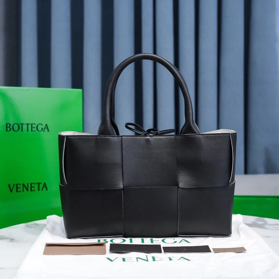 Batch 1860 BottegaVeneta# 🧷Early autumn calfskin SLIP tote handbag, the oversized woven design really makes it a huge gap from ordinary tote bags🔗🔗Different color combinations for the inner and outer layers ⛓Daniel Lee leads the brand gene to continue to evolve with fresh inspiration🧬🧬 Showing the balance between luxury and reality👉Sheepskin Size 36*24*12【9892#】